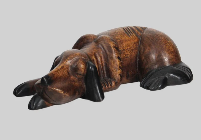 Sculptuur van liggende hond - Diversen › Figuren - in hout gesneden liggende hond.
36cm lang
Vintage periode