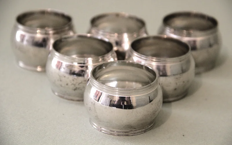 Servietringen (1) - Zilver › Serviesgoed - €65.00 - Set van zes verzilverde servietringen.
20e eeuw