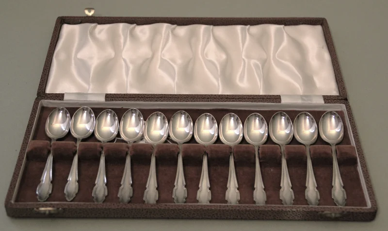 Set van 12 theelepeltjes - Zilver › Serviesgoed - €55.00 - Set van 12 theelepeltjes in originele doos.
Gemerkt EPNS
Ca 1930