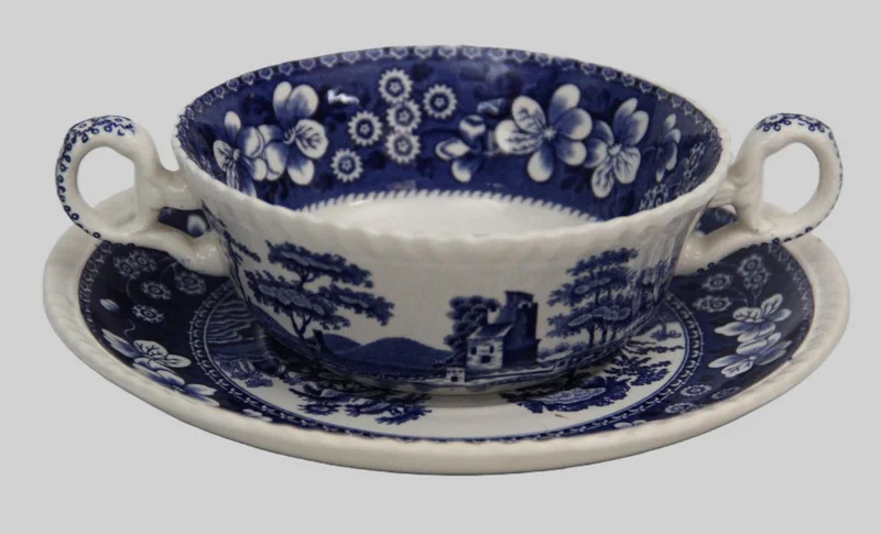 Set van 17 soepkommetjes - Porselein › Serviesgoed - €150.00 - Een set van 17 soepkommetjes met onderzetbord.
Gemerkt Spode Copeland, decor "Tower".
Diameter 18cm (onderzetbord)
Eerste helft 20e eeuw