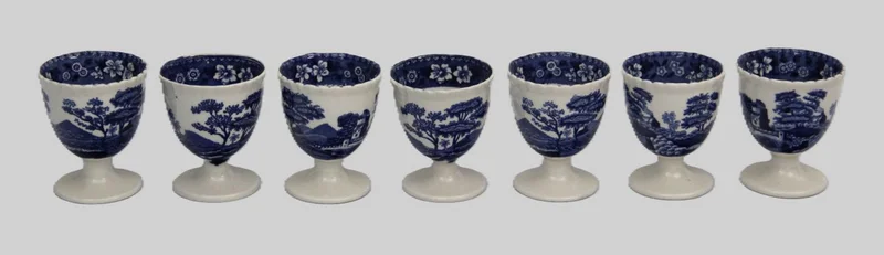 Set van 7 eierdopjes - Porselein › Serviesgoed - €15.00 - Een set van 7 eierdopjes, gemerkt Spode Copeland,
decor "Tower" in blauwwit.
Hoogte 6cm.
Eerste helft 20e eeuw