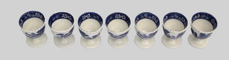 Set van 7 eierdopjes - Porselein › Serviesgoed - €15.00 - Een set van 7 eierdopjes, gemerkt Spode Copeland,
decor "Tower" in blauwwit.
Hoogte 6cm.
Eerste helft 20e eeuw