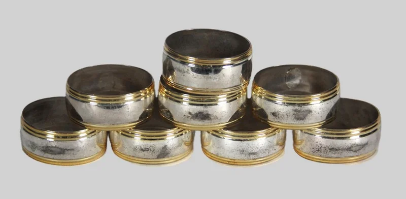 Set van 8 servietringen - Zilver › Serviesgoed - Set van 8 verzilverde servietringen in ovale vorm en goudkleurig aan de randen.
Vroege 20e eeuw