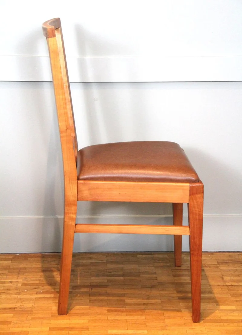 Set van zes stoelen De Coene - Meubel › Zitmeubels - €760.00 - Een set van zes eetplaatsstoelen in licht beukenhout en een inlegzit met de oorspronkelijke bekleding in skai.
Factuurdatum 1954