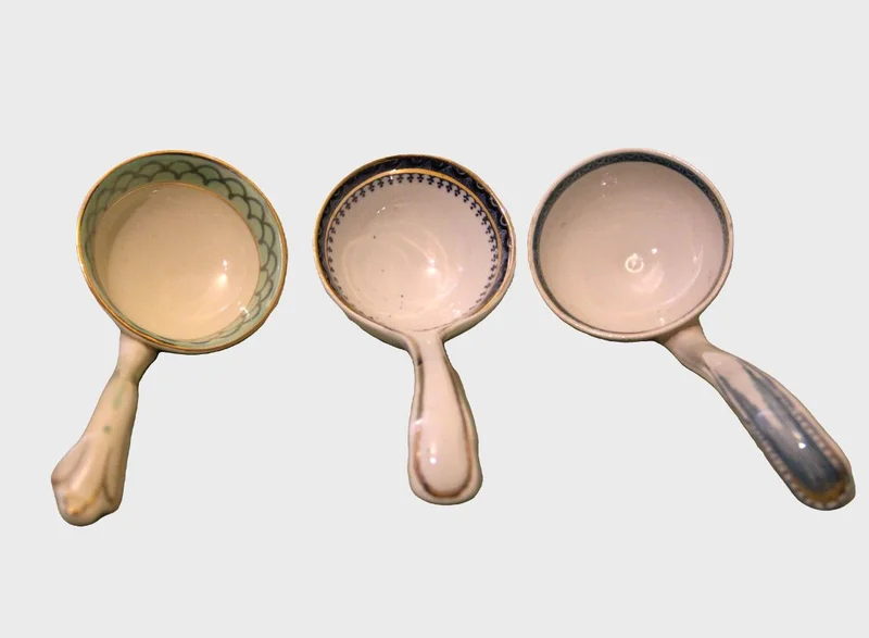 Set victoriaanse sauslepeltjes - Porselein › Serviesgoed - €20.00 - 3 sauslepels in diverse kleuren. Porselein.
Victoriaanse periode; ca 1870-1900
14cm lang
Prijs per stuk