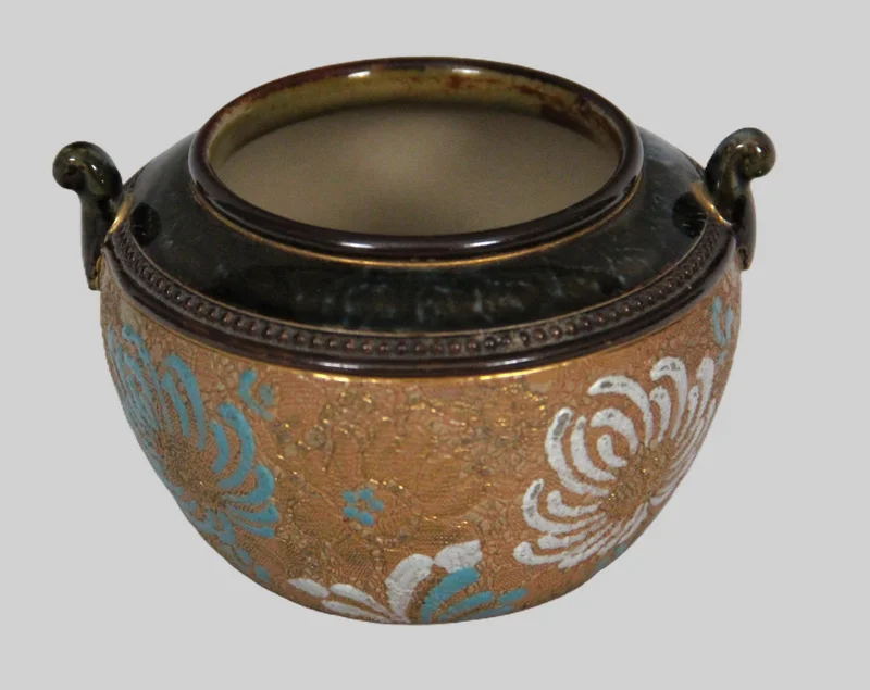 Suikerpotje Royal Doulton - Porselein › Serviesgoed - €30.00 - Klein suikerpotje
Gemerkt Royal Doulton
1902-1932
12cm diameter, 7cm hoog