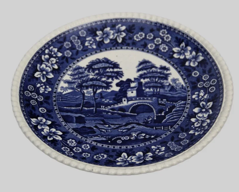 Taartschotel op voet - Porselein › Serviesgoed - €25.00 - Taartschotel op voet, gemerkt Spode Copeland,
decor "Tower".
24cm diameter, 7cm hoog.
Eerste helft 20e eeuw.