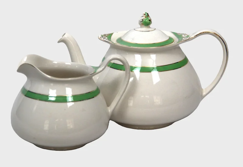 Theepot en melkkan 1940-1950 - Porselein › Serviesgoed - €25.00 - Theepot met melkkan
Gemerkt: "Simpsons Pottery Solian Ware"
1944-1950
Hoogte theepot: 17cm