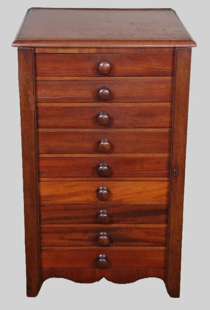 Veelladen kastje - Meubel › Kasten - €395.00 - Mahoniehouten veelladenkastje met 9 ondiepe schuifjes, gemeenschappelijk vergrendelbaar.
Originele houten trekkers.
41cm breed, 39cm diep, 67cm hoog.
Victoriaanse periode, 1850/1880