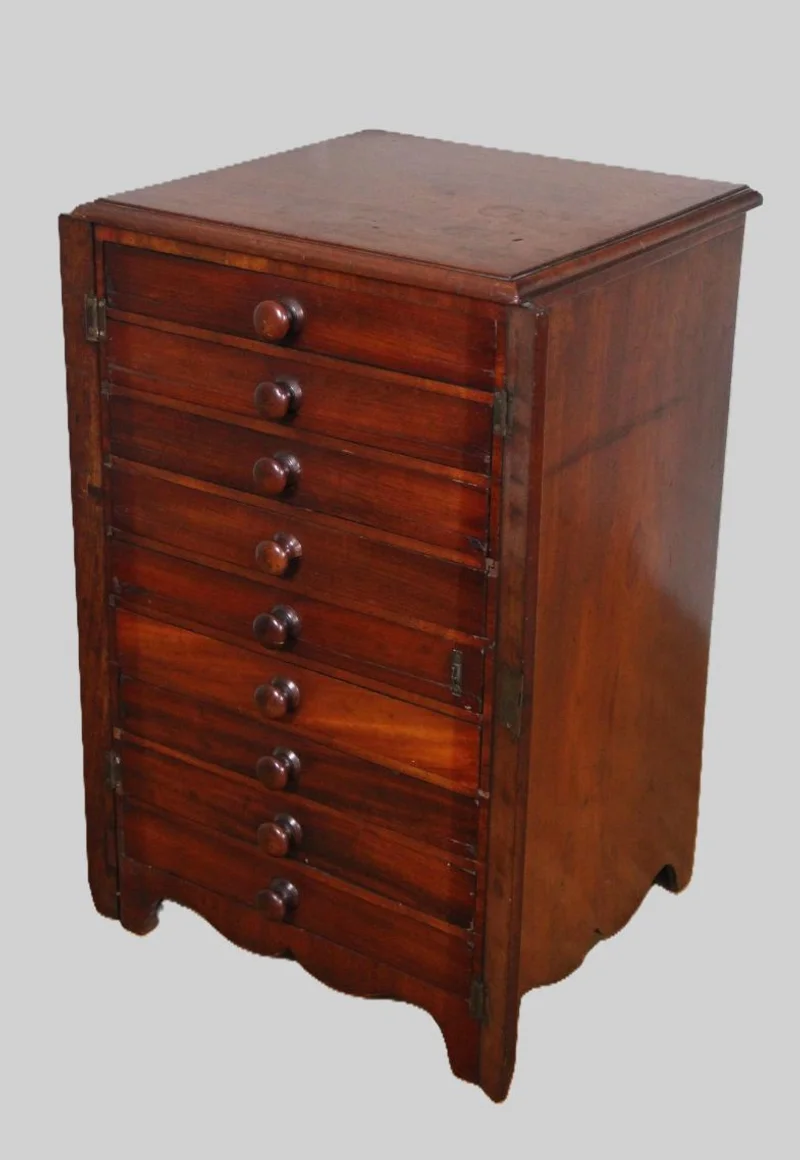 Veelladen kastje - Meubel › Kasten - €395.00 - Mahoniehouten veelladenkastje met 9 ondiepe schuifjes, gemeenschappelijk vergrendelbaar.
Originele houten trekkers.
41cm breed, 39cm diep, 67cm hoog.
Victoriaanse periode, 1850/1880