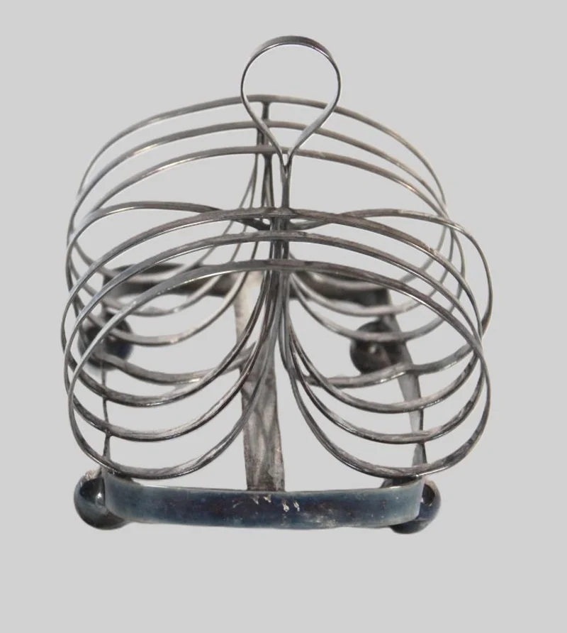 Verzilverd toastrek - Zilver › Serviesgoed - €20.00 - Toastrekje voor 6 toasts.
Hartvormig geplooide segmenten.
14cm lang, 11cm breed.
Vroege 20e eeuw.
Verzilverd