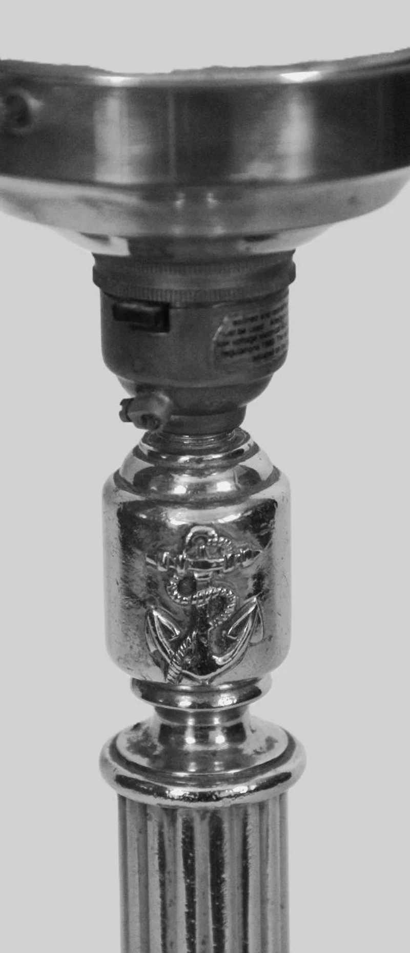 Verzilverde scheepslamp - Diversen › Verlichting - €165.00 - Tafellamp in verzilverd metaal met verzwaarde voet.
46cm hoog.
Vroege 20e eeuw.
