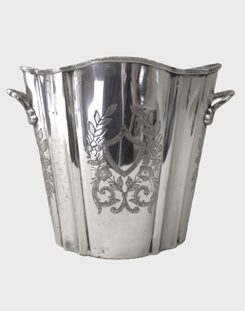 Verzilverde wijnkoeler (2) - Zilver › Serviesgoed - €165.00 - Verzilverde wijnkoeler in ovale vorm.
20cm hoog en 22 x 16cm
Vroege 20e eeuw
Niet gemerkt