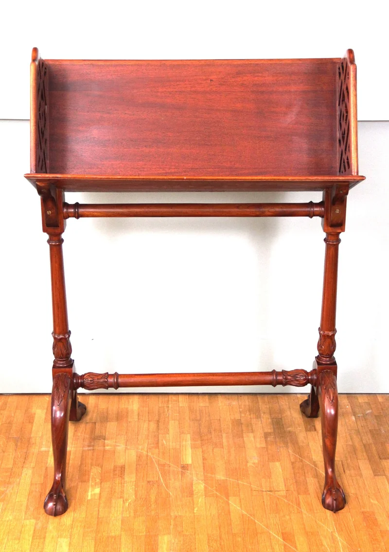 Victoriaans boekenstaander - Meubel › Bijzetmeubels - Open boekenrek in mahoniehout.
62 x 43cm; 88cm hoog
Ca 1900