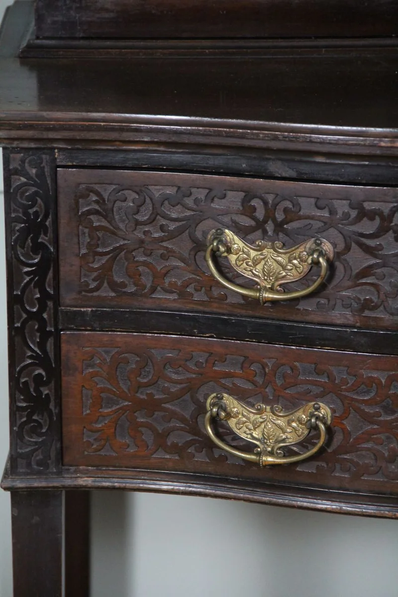 Victoriaans cabinet in Chippendale stijl - Meubel › Kasten - €750.00 - Klein tweeledig cabinet met een lowboy en opzetvitrine. Mahoniehout gedonkerd. Druk vlak snijwerk in laden en op kap (zgn Chippendale stijl). Originele trekkers in gedreven messing.
76cm breed, maximaal 45cm diep, 180cm hoog.

Victoriaans tijdperk, ca 1870/1880