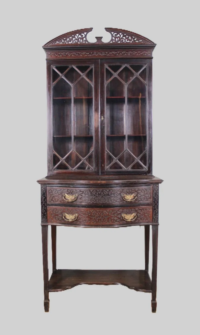 Victoriaans cabinet in Chippendale stijl - Meubel › Kasten - €750.00 - Klein tweeledig cabinet met een lowboy en opzetvitrine. Mahoniehout gedonkerd. Druk vlak snijwerk in laden en op kap (zgn Chippendale stijl). Originele trekkers in gedreven messing.
76cm breed, maximaal 45cm diep, 180cm hoog.

Victoriaans tijdperk, ca 1870/1880