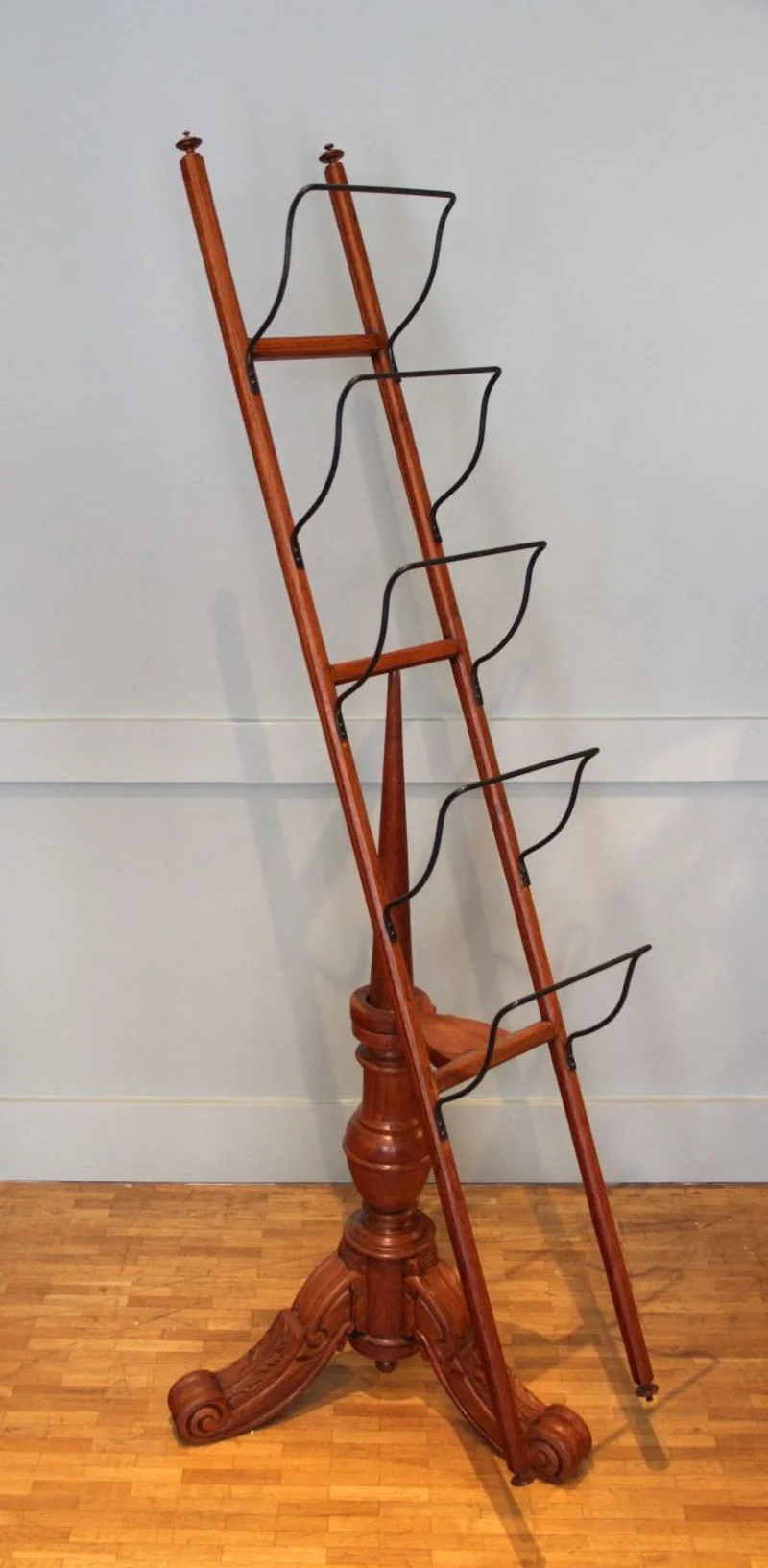 Victoriaans krantenrek - Meubel › Bijzetmeubels - €1250.00 - Roterend krantenrek in mahoniehout. Gesculpteerde voet waarop krantenrek los gemonteerd is.
Voet 50cm driehoek; 152cm hoog
1840-1860