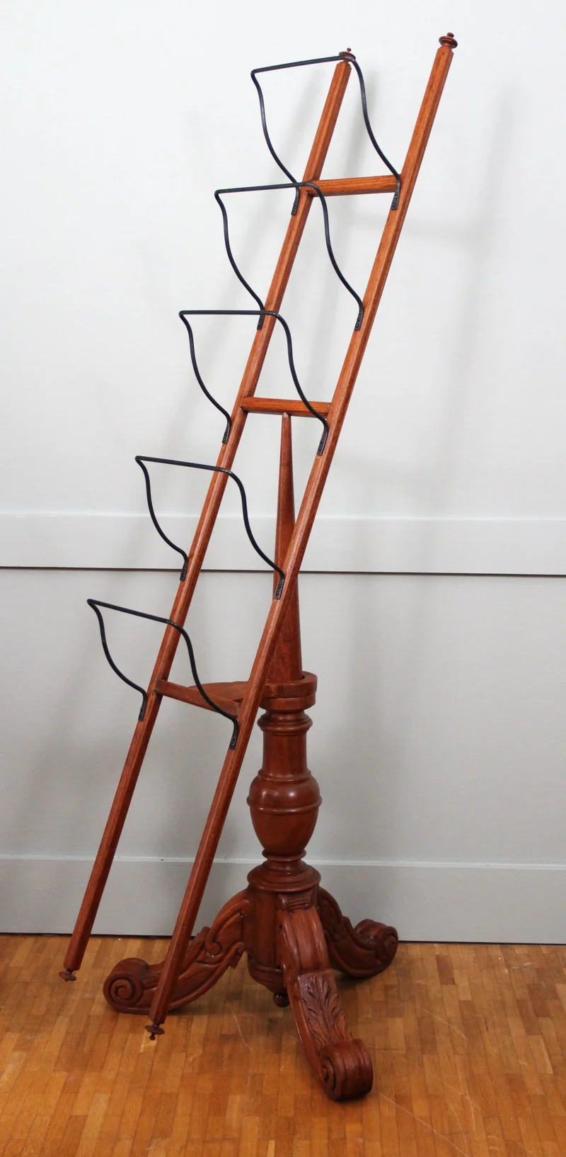 Victoriaans krantenrek - Meubel › Bijzetmeubels - €1250.00 - Roterend krantenrek in mahoniehout. Gesculpteerde voet waarop krantenrek los gemonteerd is.
Voet 50cm driehoek; 152cm hoog
1840-1860