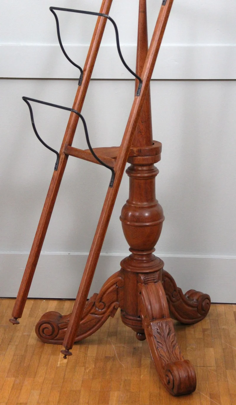 Victoriaans krantenrek - Meubel › Bijzetmeubels - €1250.00 - Roterend krantenrek in mahoniehout. Gesculpteerde voet waarop krantenrek los gemonteerd is.
Voet 50cm driehoek; 152cm hoog
1840-1860