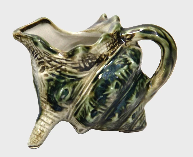 Victoriaans melkkannetje - Porselein › Serviesgoed - €35.00 - Melkkannetje in de vorm van een zeeschelp.
11 x 7cm, 7.5cm hoog
1870-1900