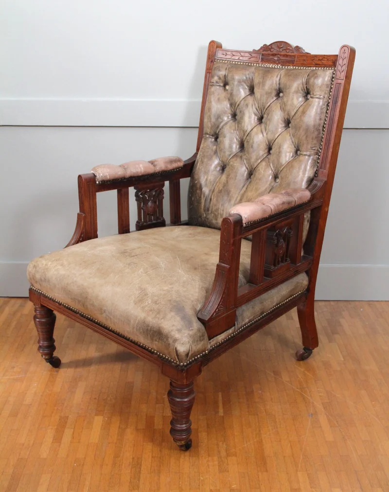 Victoriaanse armzetel - Meubel › Zitmeubels - €450.00 - Zetel met armleunen in rijk gesculpteerd mahoniehout en bekleed met het originele leder.
98cm hoog, 68cm breed, 65cm diep.
Laatvictoriaanse periode, ca 1880/1900