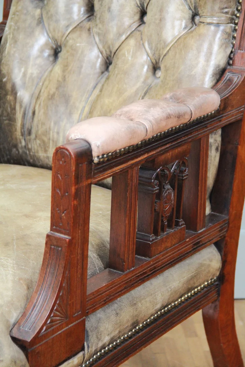 Victoriaanse armzetel - Meubel › Zitmeubels - €450.00 - Zetel met armleunen in rijk gesculpteerd mahoniehout en bekleed met het originele leder.
98cm hoog, 68cm breed, 65cm diep.
Laatvictoriaanse periode, ca 1880/1900