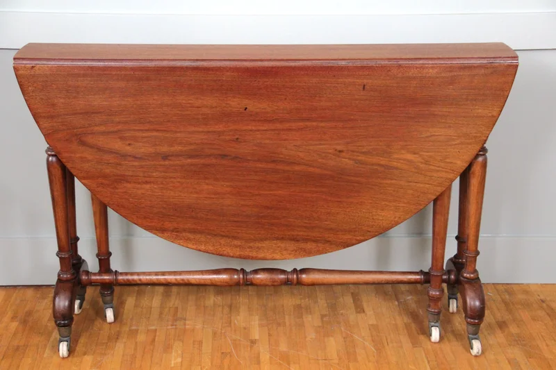 Victoriaanse ronde dropleaftafel - Meubel › Tafels - €550.00 - Mahoniehouten dropleaftafel op originele porseleinen wielen.
114cm diameter, volledig opengeklapt.
19 x 114cm in afgeklapte toestand.
74cm hoog.
Victoriaans tijdperk, ca 1880