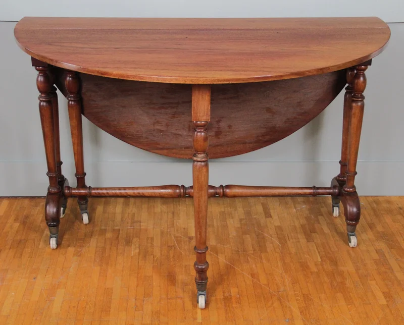 Victoriaanse ronde dropleaftafel - Meubel › Tafels - €550.00 - Mahoniehouten dropleaftafel op originele porseleinen wielen.
114cm diameter, volledig opengeklapt.
19 x 114cm in afgeklapte toestand.
74cm hoog.
Victoriaans tijdperk, ca 1880