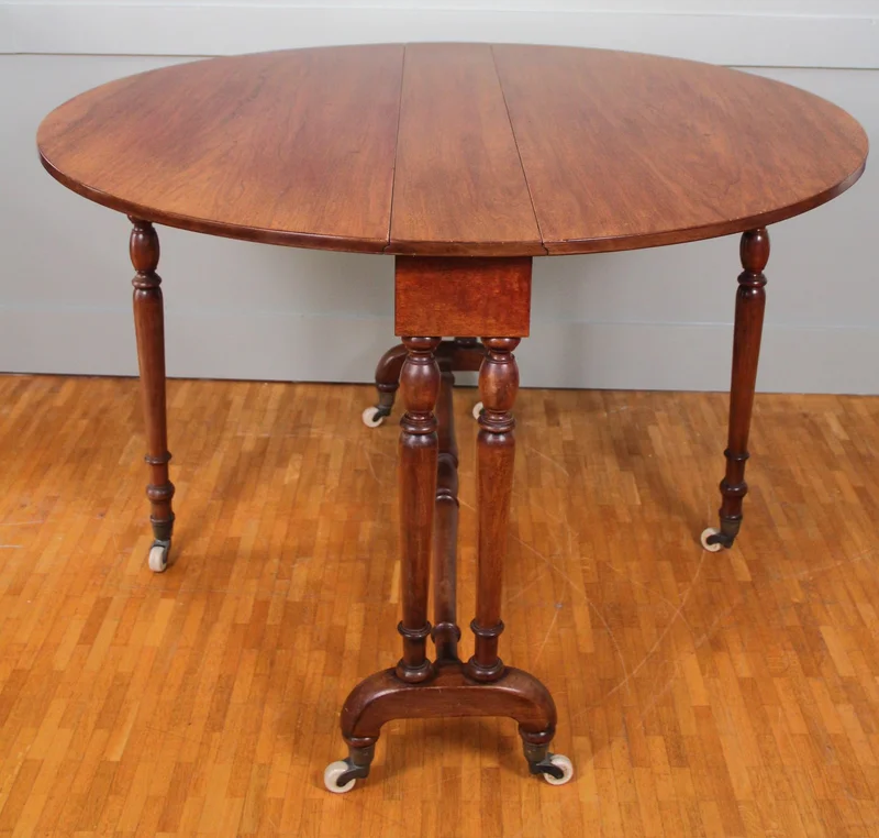 Victoriaanse ronde dropleaftafel - Meubel › Tafels - €550.00 - Mahoniehouten dropleaftafel op originele porseleinen wielen.
114cm diameter, volledig opengeklapt.
19 x 114cm in afgeklapte toestand.
74cm hoog.
Victoriaans tijdperk, ca 1880