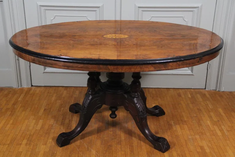 Victoriaanse salontafel - Meubel › Tafels - €495.00 - Midvictoriaanse salontafel. Bovenblad in notenwortelhout en een centraal motief in satijnhout. Centrale poot in mahoniekleurig hout.
120 x 80cm; 60cm hoog
Ca 1870