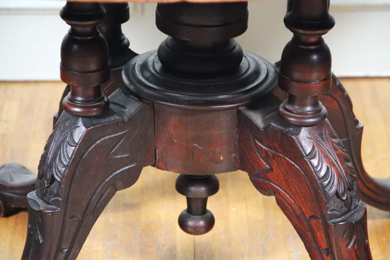 Victoriaanse salontafel - Meubel › Tafels - €495.00 - Midvictoriaanse salontafel. Bovenblad in notenwortelhout en een centraal motief in satijnhout. Centrale poot in mahoniekleurig hout.
120 x 80cm; 60cm hoog
Ca 1870