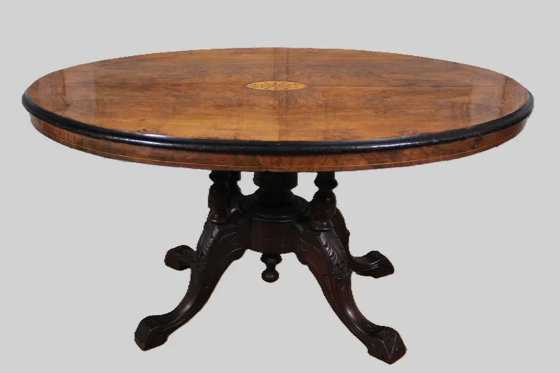 Victoriaanse salontafel - Meubel › Tafels - €495.00 - Midvictoriaanse salontafel. Bovenblad in notenwortelhout en een centraal motief in satijnhout. Centrale poot in mahoniekleurig hout.
120 x 80cm; 60cm hoog
Ca 1870