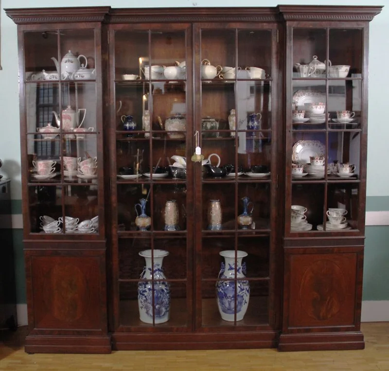 Vierdeurs boekenkast - Meubel › Kasten - €3250.00 - Mahoniehouten boekenkast in "reversed breakfront".
Hoge beglaasde delen en twee gesloten opbergvakken links en rechts.
210cm lang, 40cm diep, 200cm hoog
Edwardian periode; ca 1930/1940