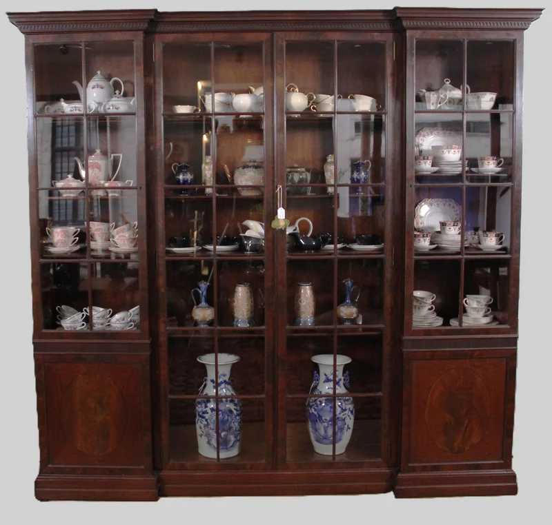 Vierdeurs boekenkast - Meubel › Kasten - €3250.00 - Mahoniehouten boekenkast in "reversed breakfront".
Hoge beglaasde delen en twee gesloten opbergvakken links en rechts.
210cm lang, 40cm diep, 200cm hoog
Edwardian periode; ca 1930/1940