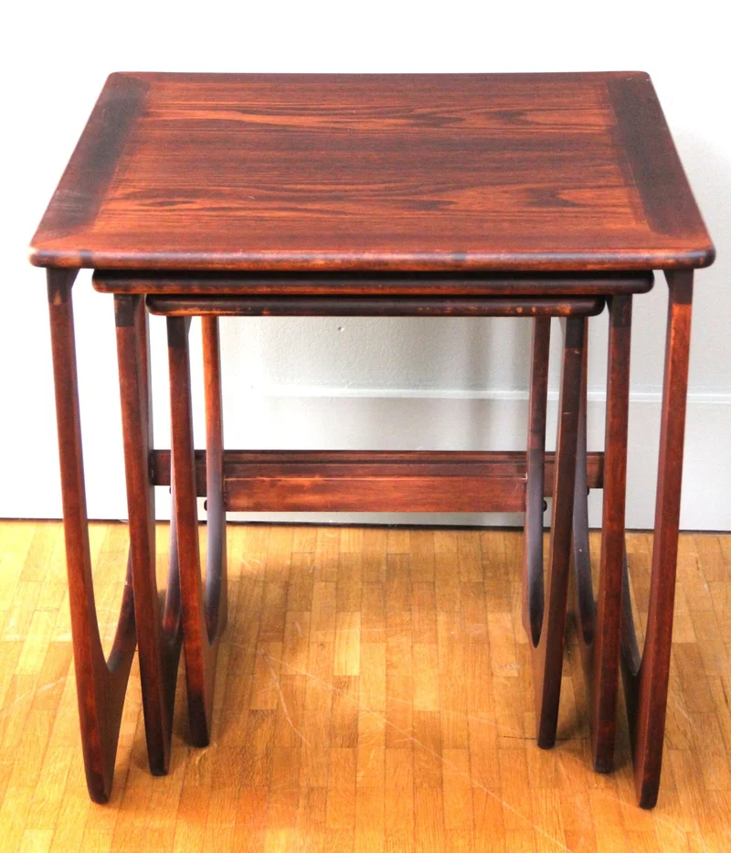 Vintage nest van tafeltjes 1960 1970 - Meubel › Tafels - €350.00 - Grootste tafeltje: 49.5cm vierkant, 41cm hoog.
Engelse oorsprong.

