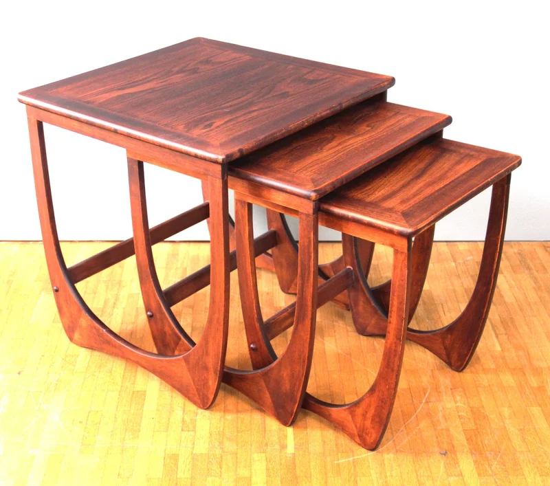 Vintage nest van tafeltjes 1960 1970 - Meubel › Tafels - €350.00 - Grootste tafeltje: 49.5cm vierkant, 41cm hoog.
Engelse oorsprong.

