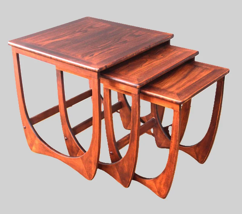 Vintage nest van tafeltjes 1960 1970 - Meubel › Tafels - €350.00 - Grootste tafeltje: 49.5cm vierkant, 41cm hoog.
Engelse oorsprong.

