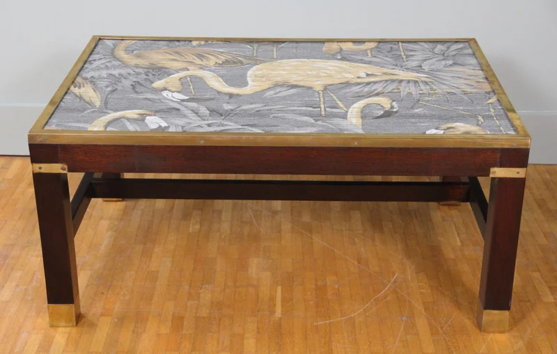 Vintage salontafel 1970 -980 - Meubel › Tafels - €450.00 - Salontafel in wengehout met koper bladomlijsting en glasplaat.
89 x 61cm, 40cm hoog.
Periode 1970/1980; inlegtextiel onder het glazen blad van recentere datum.