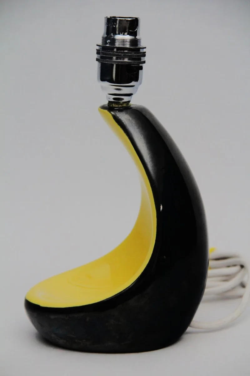 Vintage tafellampje 1 - Diversen › Verlichting - €125.00 - Tafellampje in ceramiek met zwart-geel contrastkleuren. 
Volledig herbedraad.
22cm hoog
Periode 1960/1980