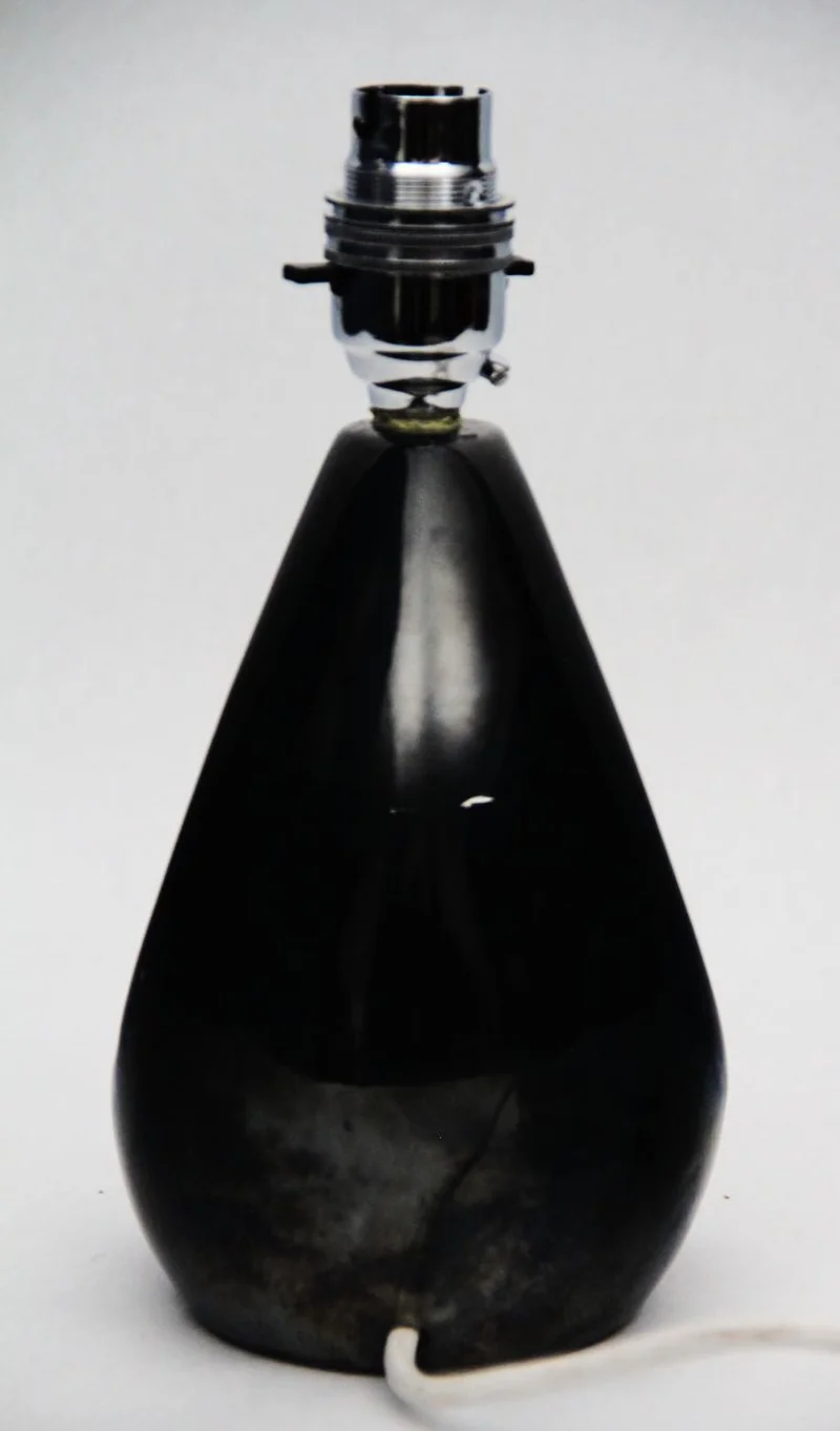 Vintage tafellampje 1 - Diversen › Verlichting - €125.00 - Tafellampje in ceramiek met zwart-geel contrastkleuren. 
Volledig herbedraad.
22cm hoog
Periode 1960/1980