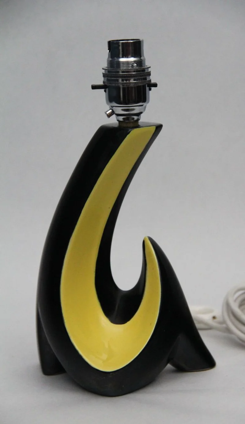 Vintage tafellampje 2 - Diversen › Verlichting - €125.00 - Tafellampje in ceramiek met zwart-geel contrastkleuren.
Volledige herbedraad.
22cm hoog.
Ca 1960/1980