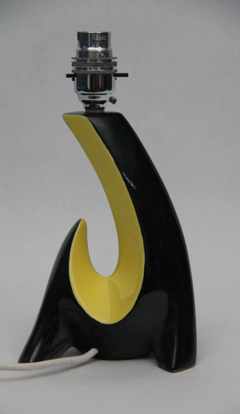 Vintage tafellampje 2 - Diversen › Verlichting - €125.00 - Tafellampje in ceramiek met zwart-geel contrastkleuren.
Volledige herbedraad.
22cm hoog.
Ca 1960/1980