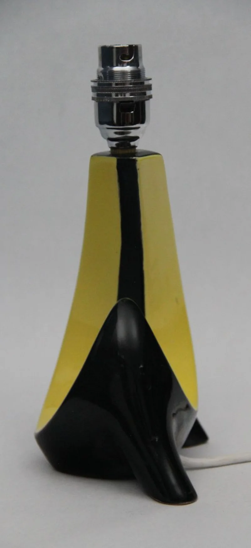 Vintage tafellampje 2 - Diversen › Verlichting - €125.00 - Tafellampje in ceramiek met zwart-geel contrastkleuren.
Volledige herbedraad.
22cm hoog.
Ca 1960/1980