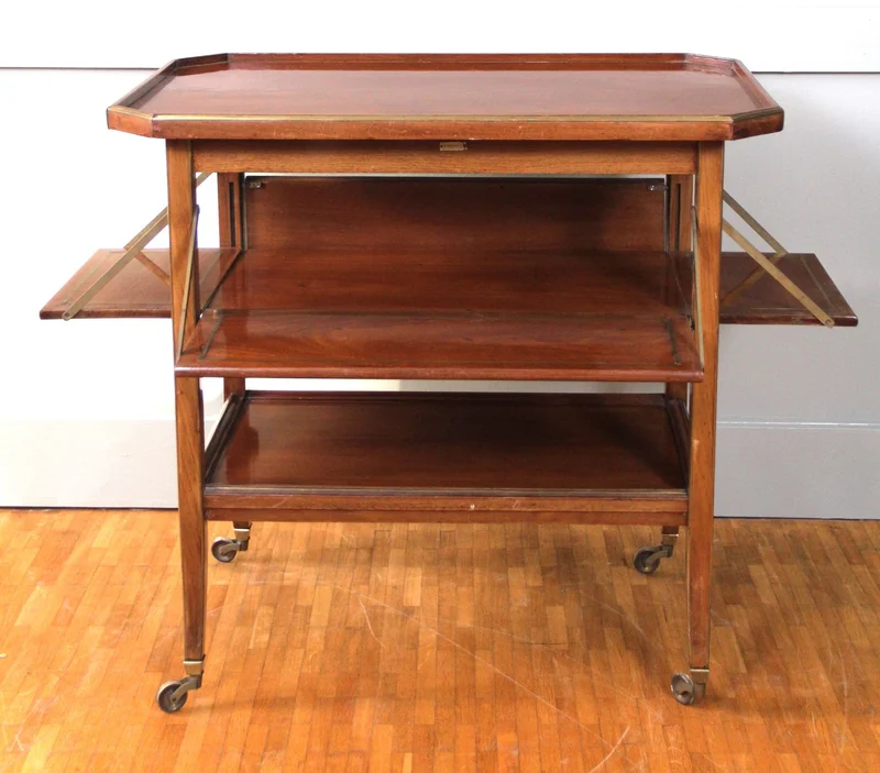Vintage trolley  - Meubel › Bijzetmeubels - €365.00 - Dientafel in mahonie met messing filets ingelegd.
Neerklapbare zijkanten aan het middenblad.
Originele wieltjes.
76 x 48cm in gesloten toestand; 72cm hoog
ca 1960/1970
