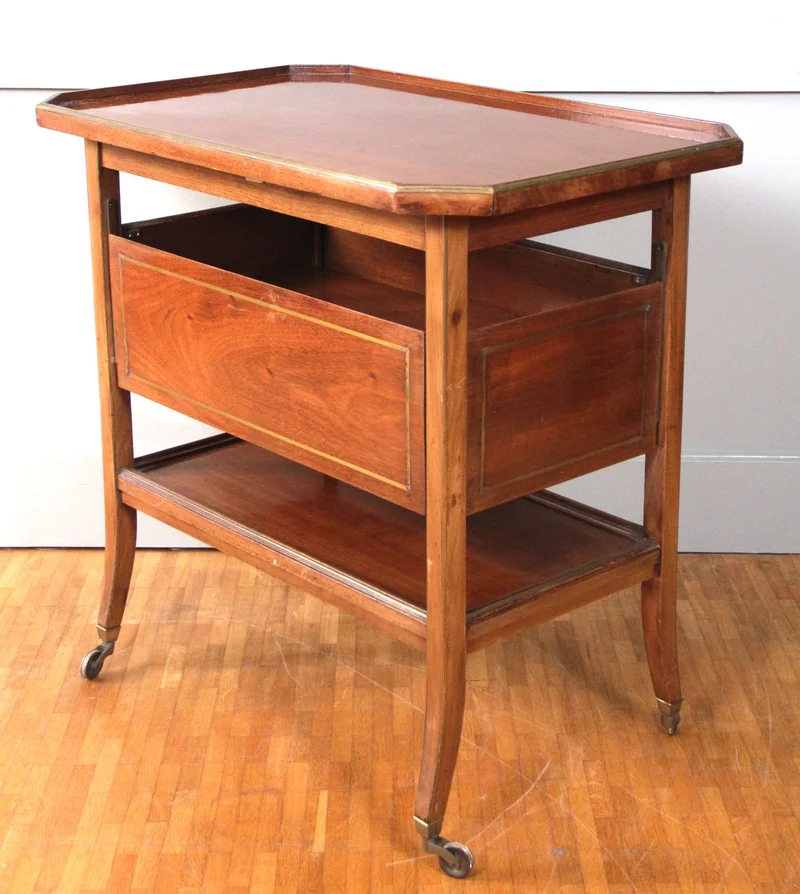 Vintage trolley  - Meubel › Bijzetmeubels - €365.00 - Dientafel in mahonie met messing filets ingelegd.
Neerklapbare zijkanten aan het middenblad.
Originele wieltjes.
76 x 48cm in gesloten toestand; 72cm hoog
ca 1960/1970
