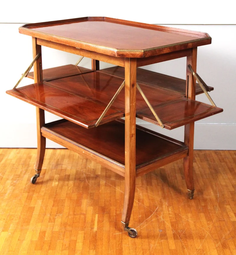 Vintage trolley  - Meubel › Bijzetmeubels - €365.00 - Dientafel in mahonie met messing filets ingelegd.
Neerklapbare zijkanten aan het middenblad.
Originele wieltjes.
76 x 48cm in gesloten toestand; 72cm hoog
ca 1960/1970
