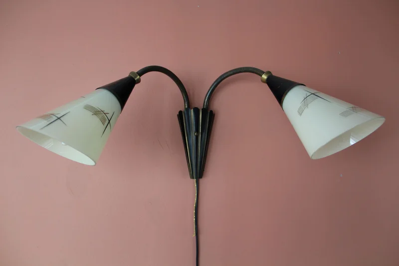 Vintage wandverlichting - Diversen › Verlichting - €80.00 - Wandlamp met twee verstelbare schemerlampjes.
47cm breed, 20cm hoog.
Frankrijk.