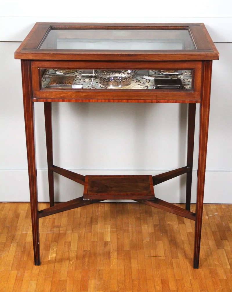 Vitrinetafeltje, edwardian - Meubel › Bijzetmeubels - €495.00 - Vitrinetafeltje in mahonie met afboording van bovenblad in satijnhout. Vitrinebak onder het tafelblad.
61 x 46cm; 76cm hoog
Edwardian periode, ca 1910/1930
