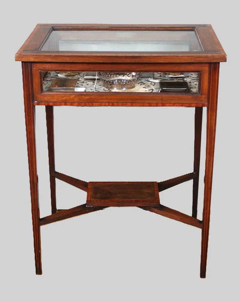 Vitrinetafeltje, edwardian - Meubel › Bijzetmeubels - €495.00 - Vitrinetafeltje in mahonie met afboording van bovenblad in satijnhout. Vitrinebak onder het tafelblad.
61 x 46cm; 76cm hoog
Edwardian periode, ca 1910/1930
