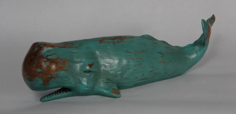 Walvissculptuur - Diversen › Figuren - In hout gesculpteerde walvis, met oorspronkelijke blauwgroene beschildering.
38cm lang
Vermoedelijk eind 19e/vroeg 20e eeuw